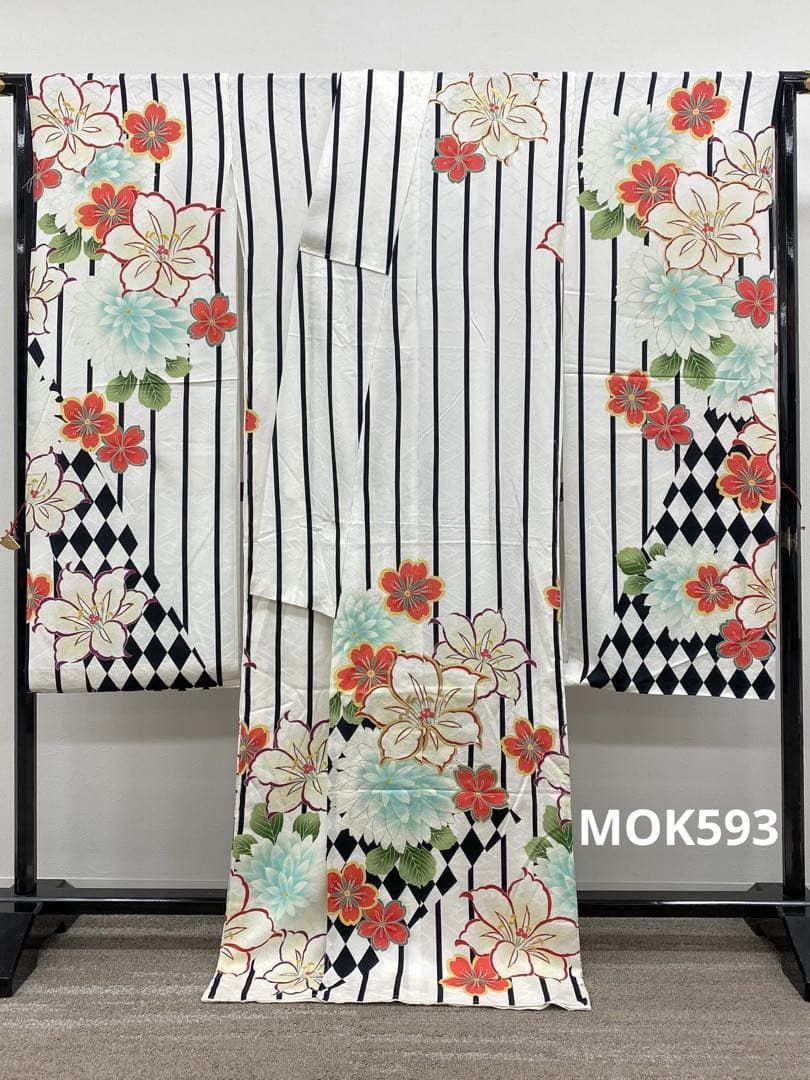 振袖 仮絵羽 刺繍 金駒 金彩 紋意匠 百合 桜 正絹 未仕立て品 八掛付き