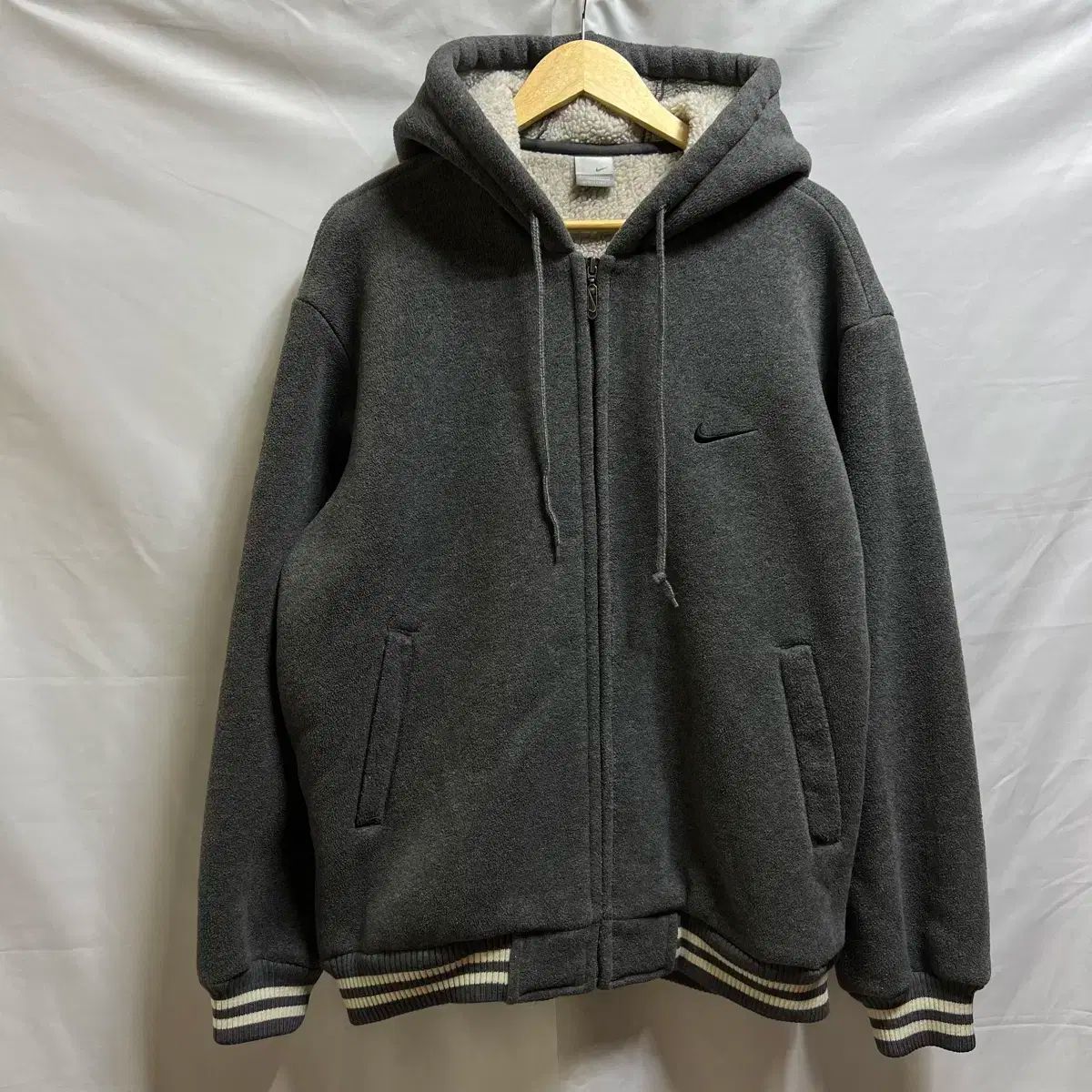 純正品/ L Nike(ナイキ） スウッシュ オールドスクール 裏起毛 フーディー パーカー スタジャン