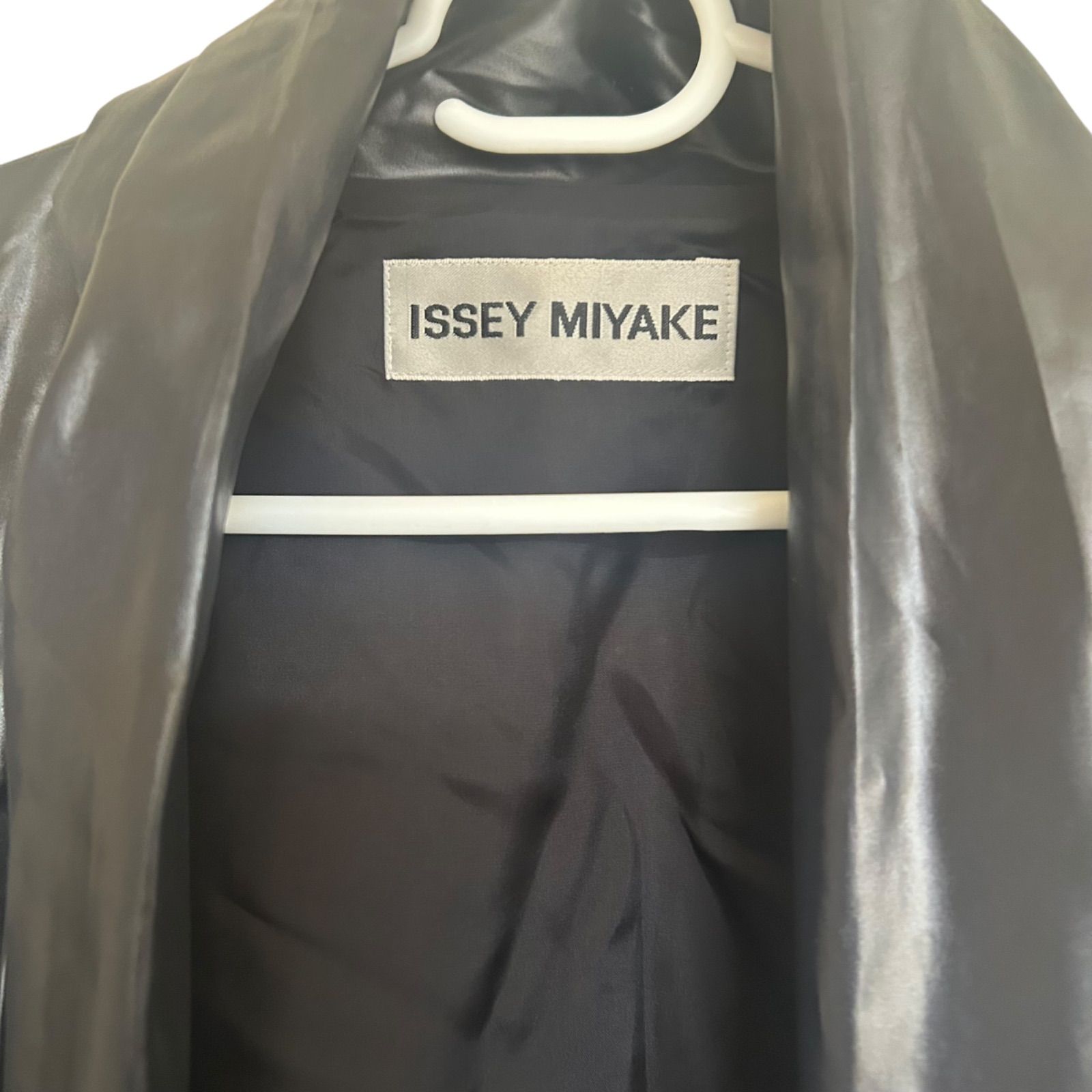 Z1355 ISSEYMIYAKE イッセイミヤケ 薄手コート 光沢 ブラック
