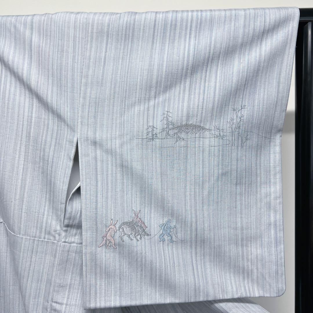 薄水色に鳥獣戯画が刺繍された紬の付け下げ 着物 - メルカリ