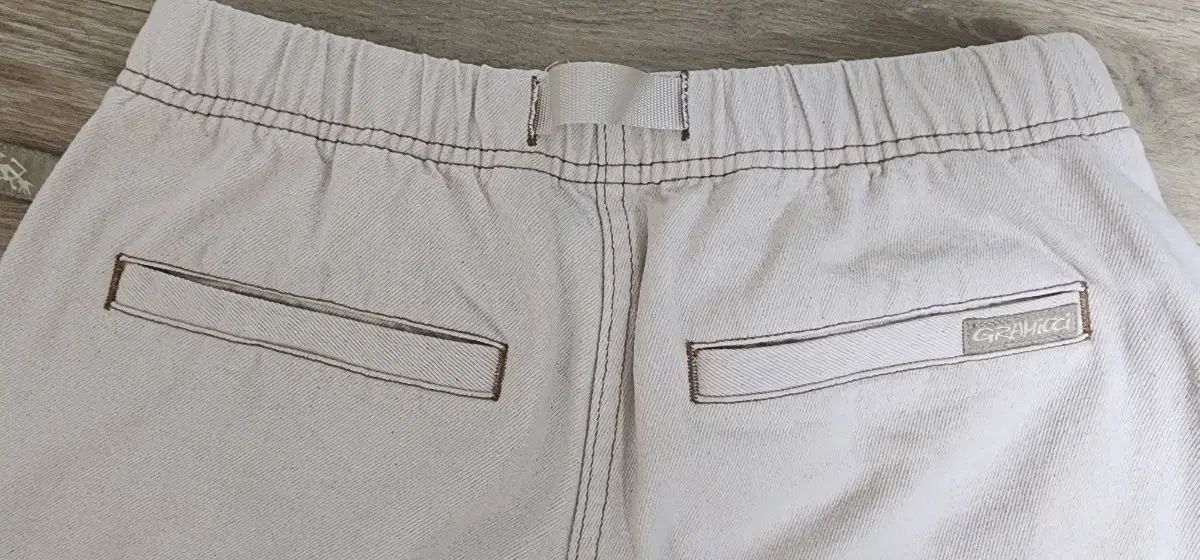 アイボリー パンツ