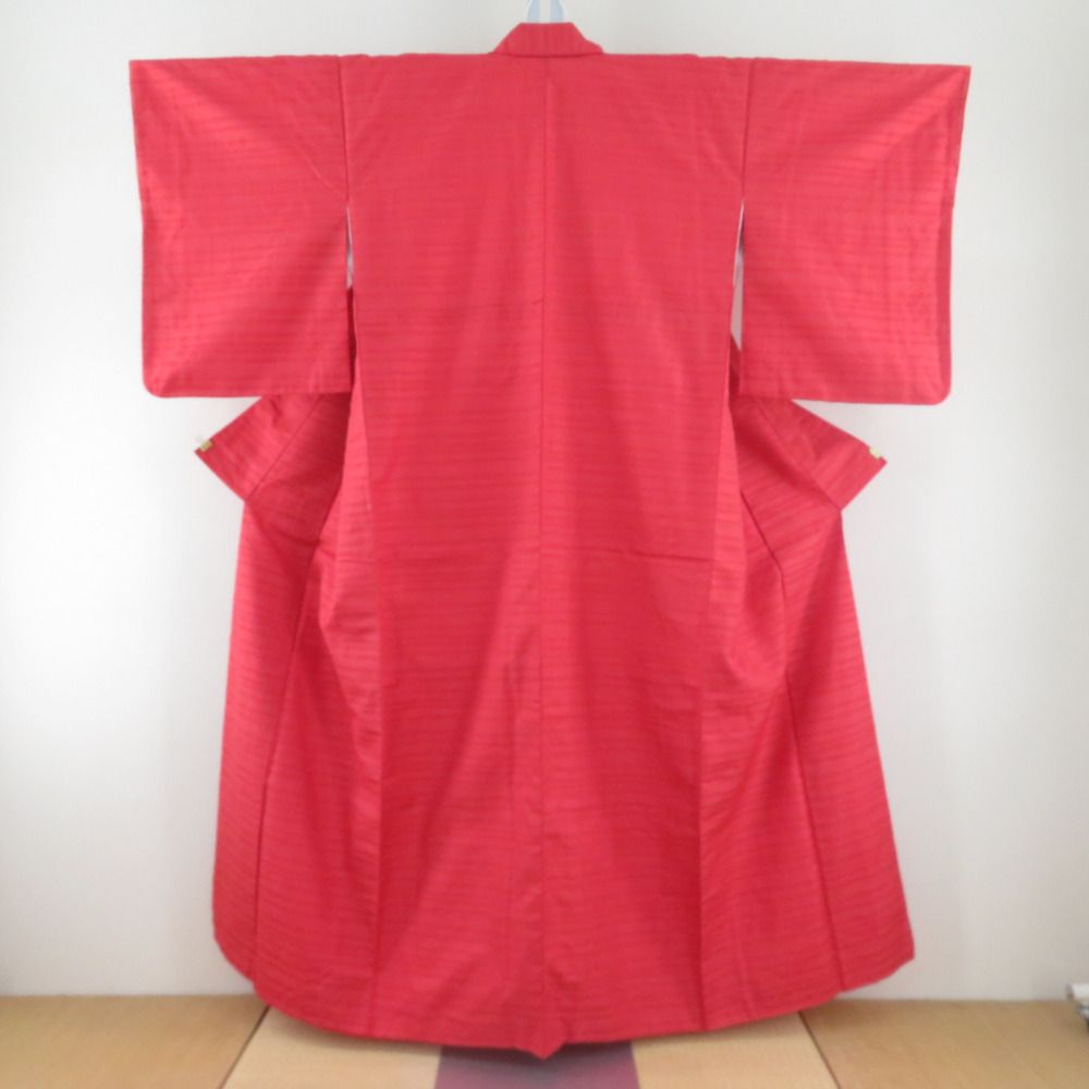 【紬】 着物 単衣 広衿 横縞 模様 濃淡カラー 身丈約154.5cm 紬 着物 縞に幾何学模様 赤色x白色 袷 広衿 絹 仕立て上がり