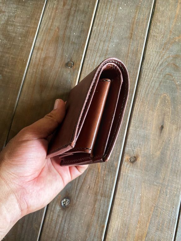 国産レザーを使用した焦茶の二つ折り財布 本革 手縫い 送料無料 一粒万倍日 国産レザーを使用した焦茶の二つ折り財布 本革 手縫い 送料無料