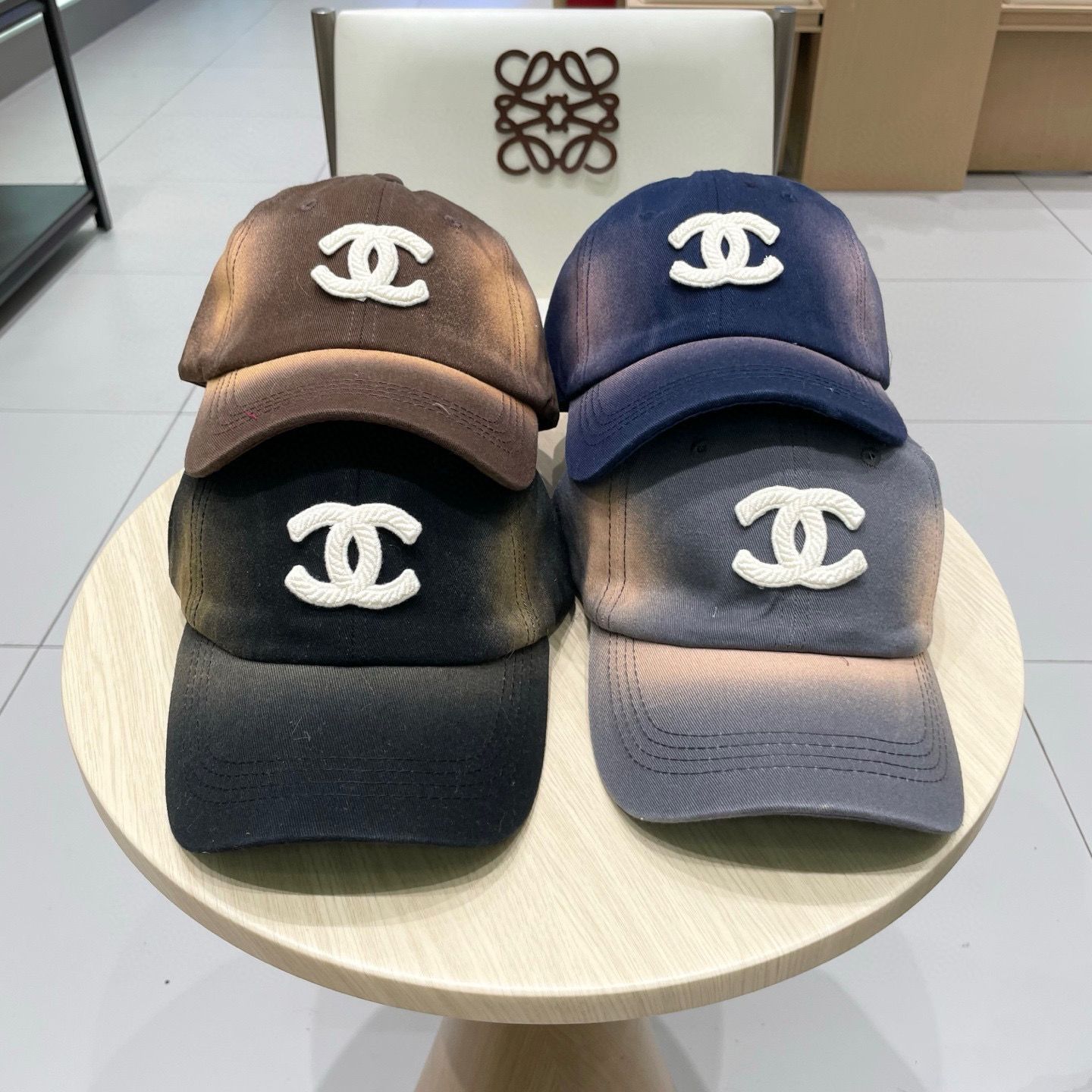 CHANEL ブラック ベースボールキャップ CHANEL ベースボールキャップ 黒×カラフルCCロゴ 買取価格と査定