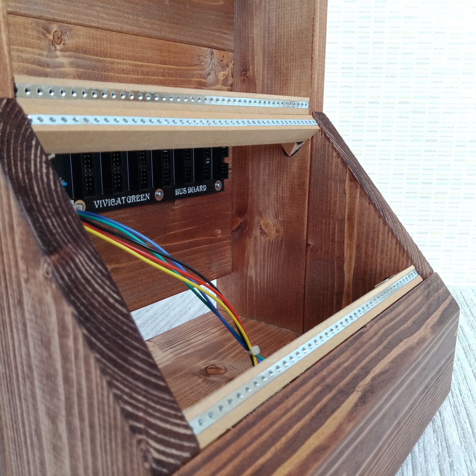 モジュラーシンセ用 木製ユーロラックケース 電源、バスボード付 84hp