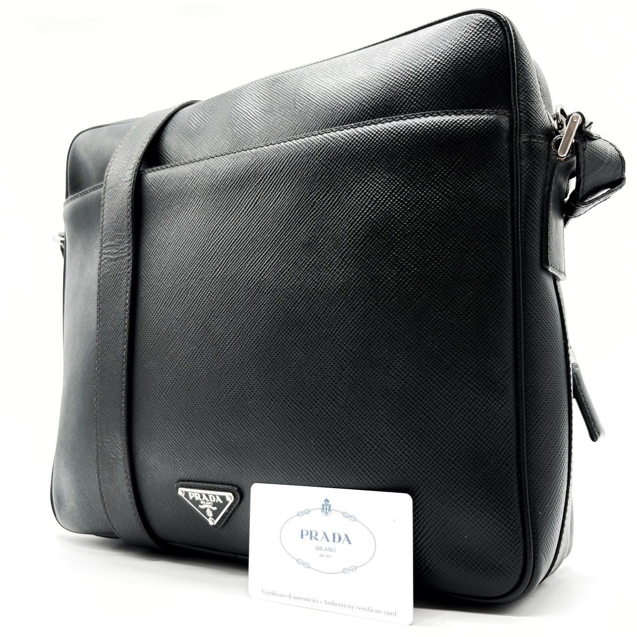 PRADA プラダ ビジネスバッグ ボディーバッグ ショルダーバッグ 三角ロゴプレート シルバー金具 A4収納 大容量 ジッパー ギャランティーカード サフィアーノ レザー 肩掛け 斜め掛け メンズ ブラック 黒色