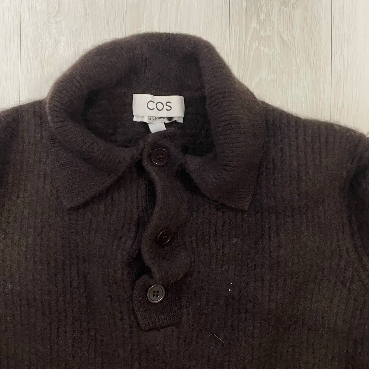 COS カラーネック ボタン ニット