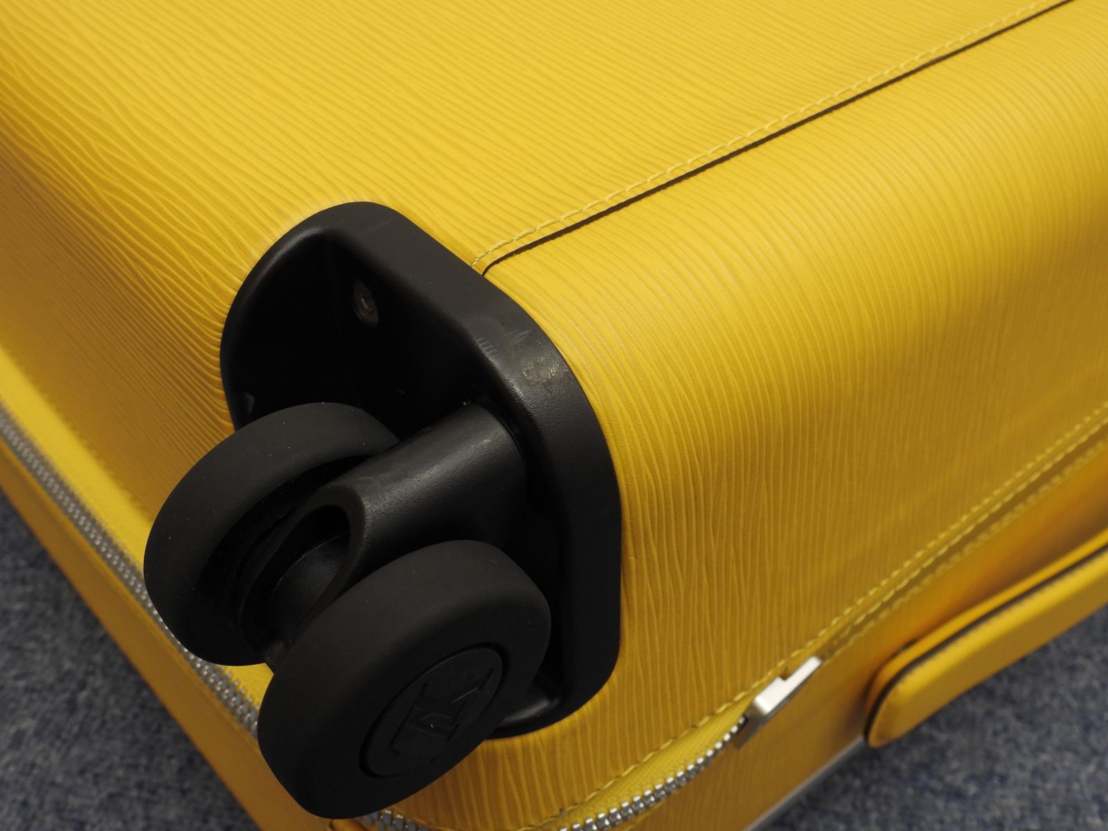 四輪キャリーバッグ