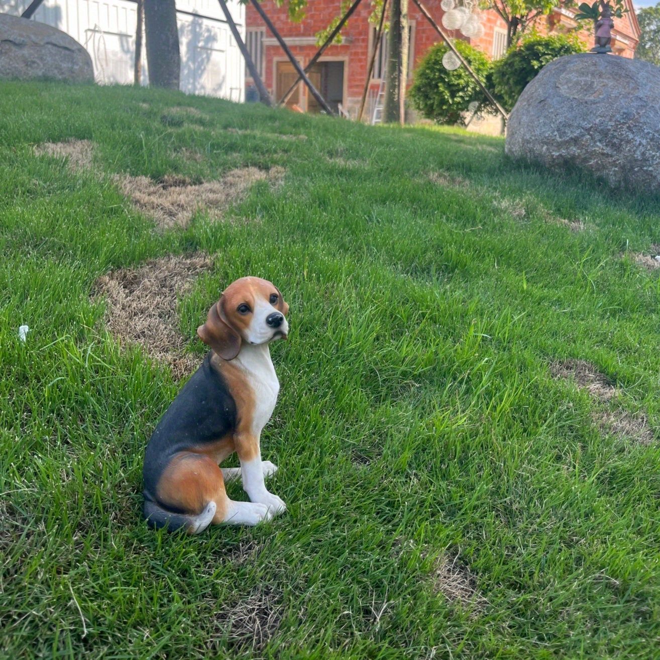 ビーグル犬　置物 Amazon.co.jp: 樹脂製の座っている犬のデスクトップ装飾置物