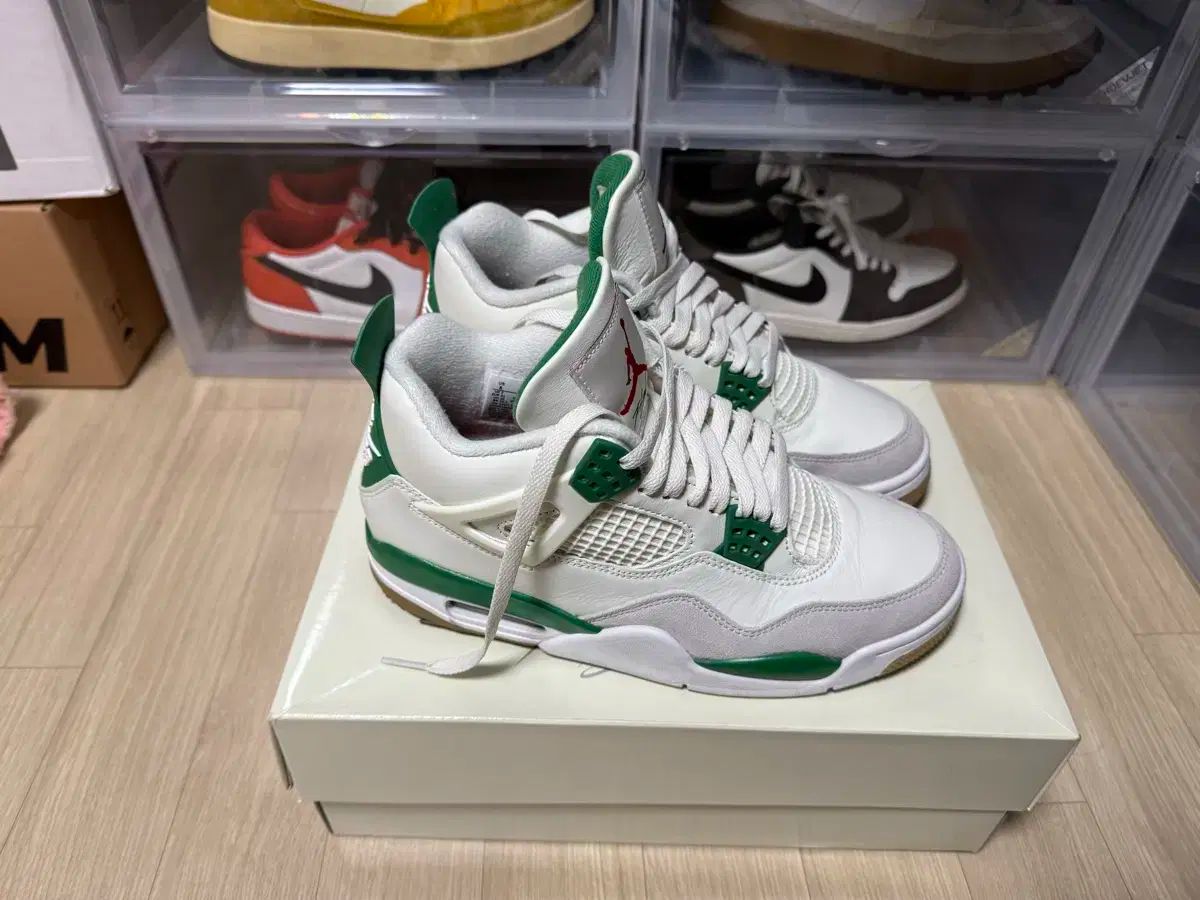 ジョーダン 4 x NIKE(ナイキ) SB レトロ パイナップル グリーン 260