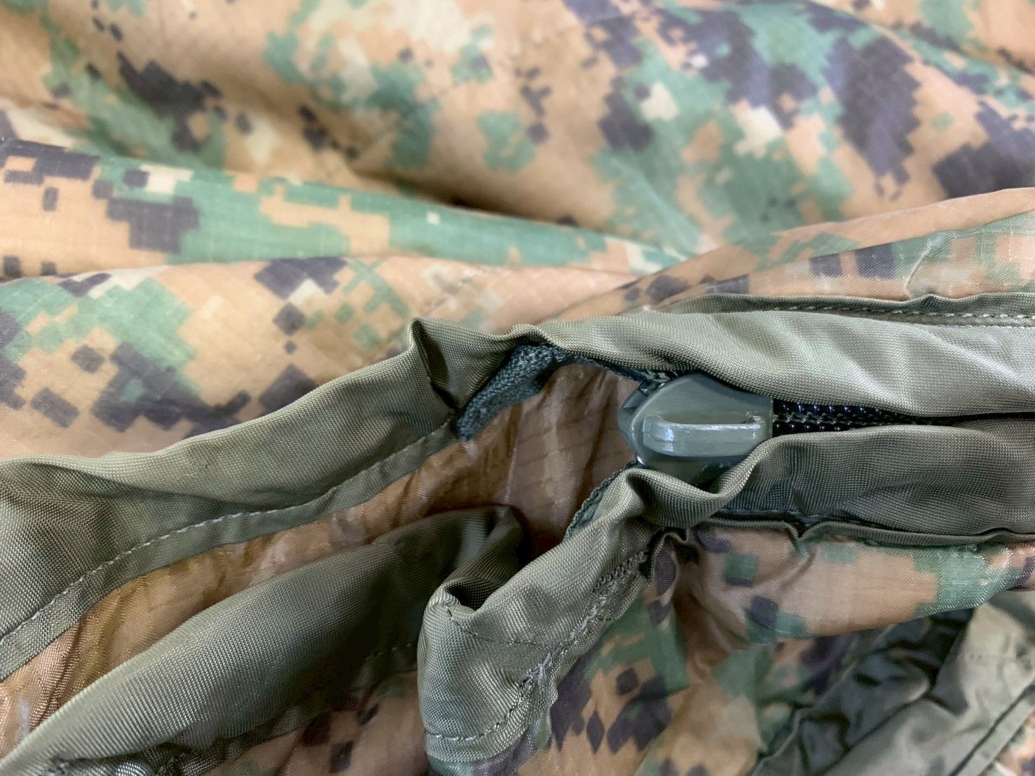 米軍放出品】ジッパー付きポンチョライナー ミリタリー 寝袋