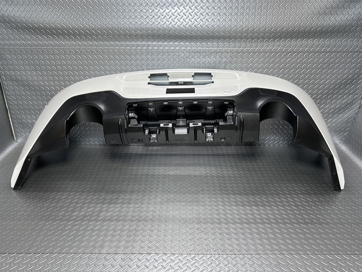 送料無料【中古】ZN8/ZD8 GR86/新型BRZ 純正リアバンパー パール白K1X