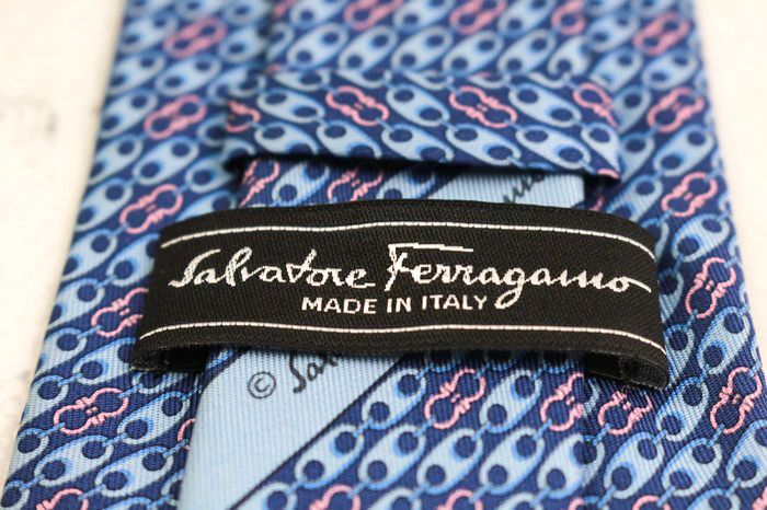 未使用 サルバトーレフェラガモ ネクタイ 紺 ストライプ 未使用