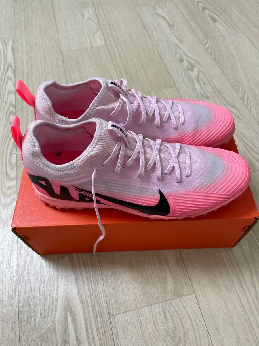 NIKE