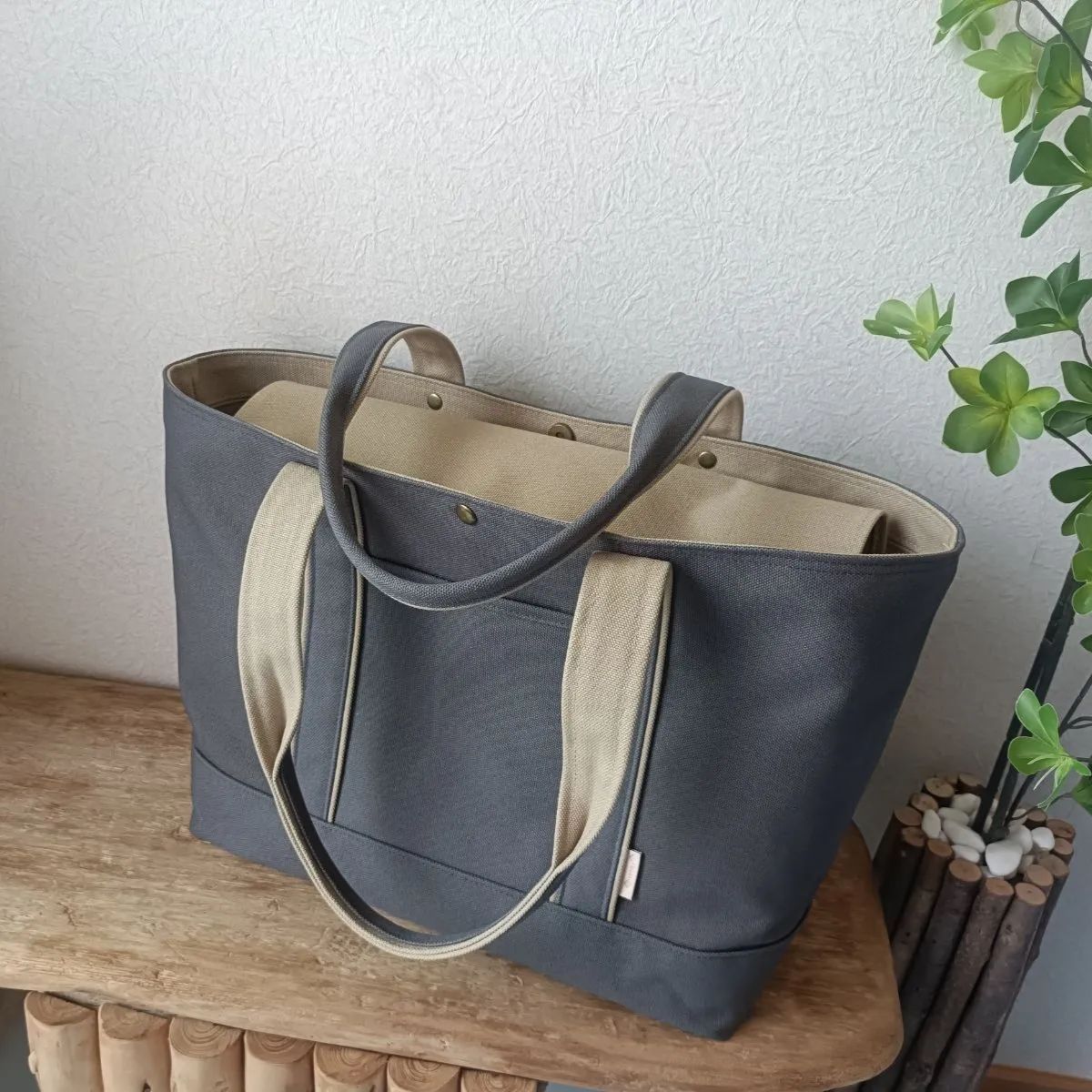 ８号帆布トートバッグ(M)グレー×アイボリー　まるっこ 8号帆布と極厚ヌメの丸型トートバッグ-Mサイズ【グレージュ