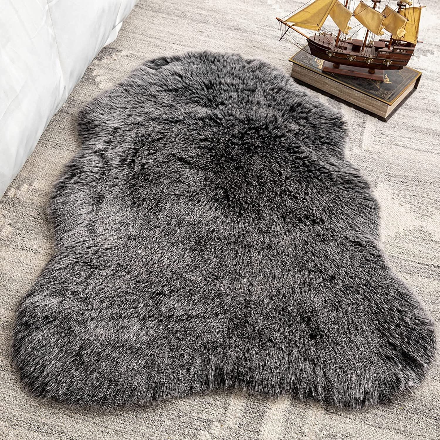 【特価商品】60×90cm 床暖房対応 冷房 キャンプ 北欧 防ダニ 抗菌 洗える 折り畳み ホワイティッシュチップu0026ブラック ふわふわ 手触り優しい 極厚毛足約5cm 厚手 シープスキン 柔らかい 滑