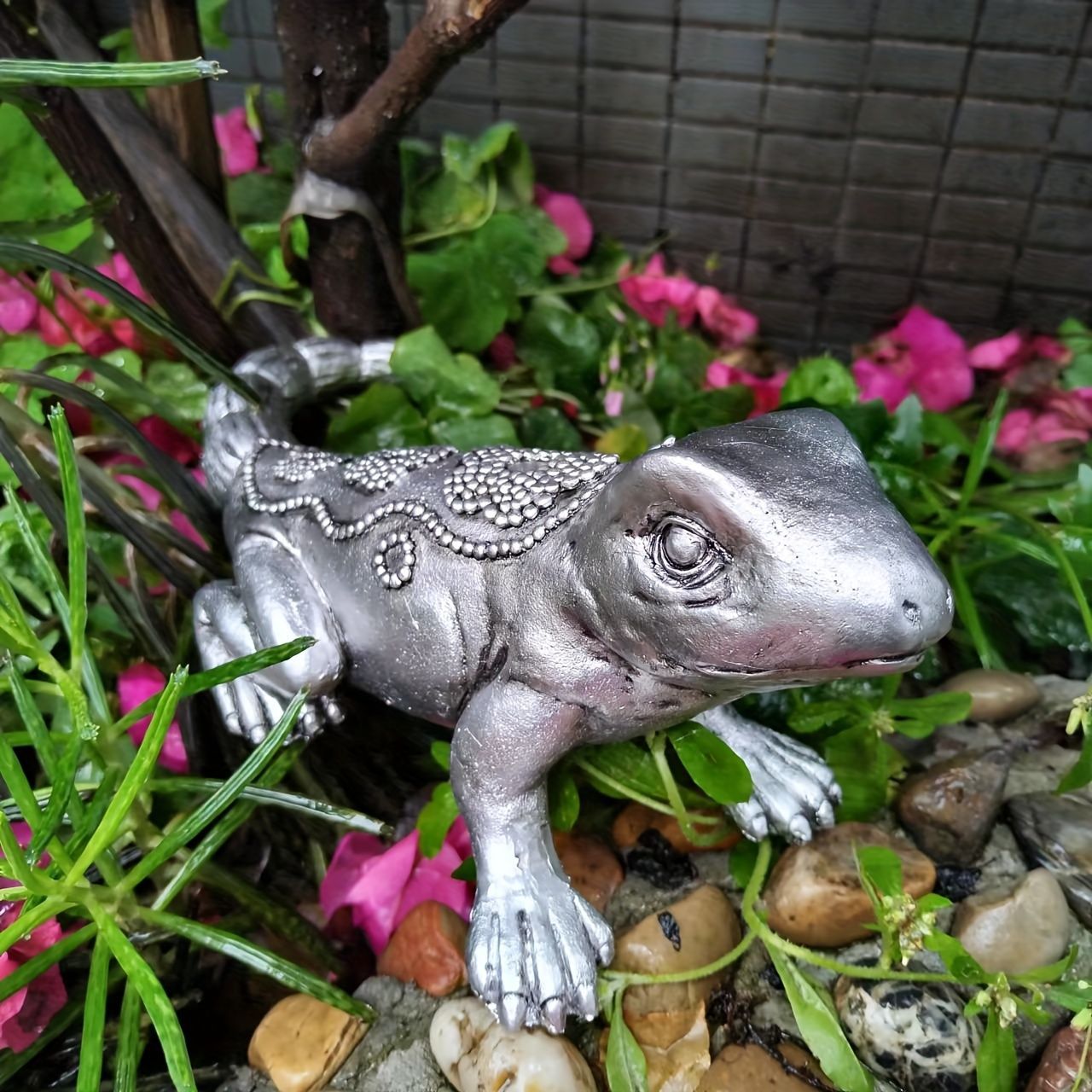 置物 オブジェ ガーデンオーナメント シルバーのトカゲ 爬虫類 屋外 