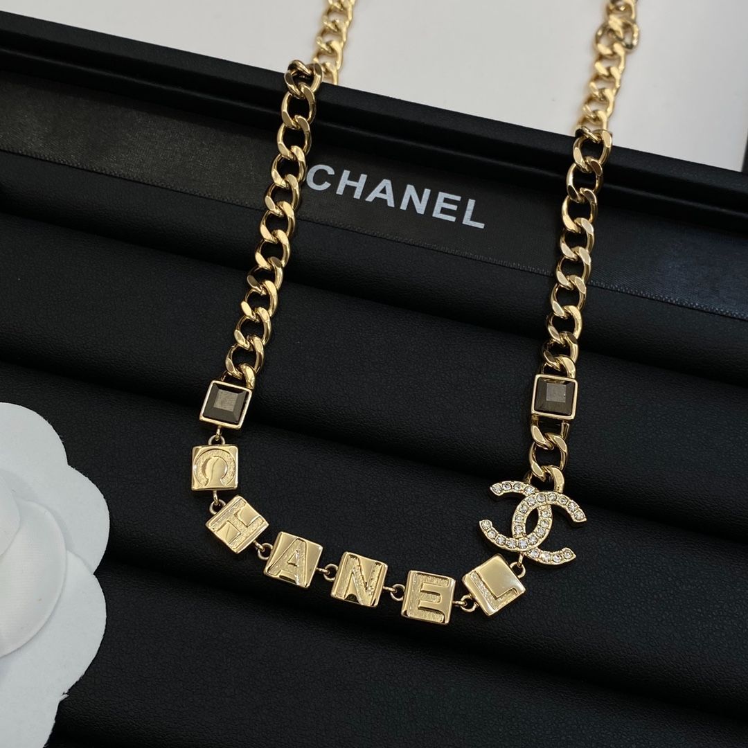 CHANEL】シャネル 新品 ロゴキューブ＆CC ロゴペンダントネックレス モダンでユニークなデザイン - メルカリ