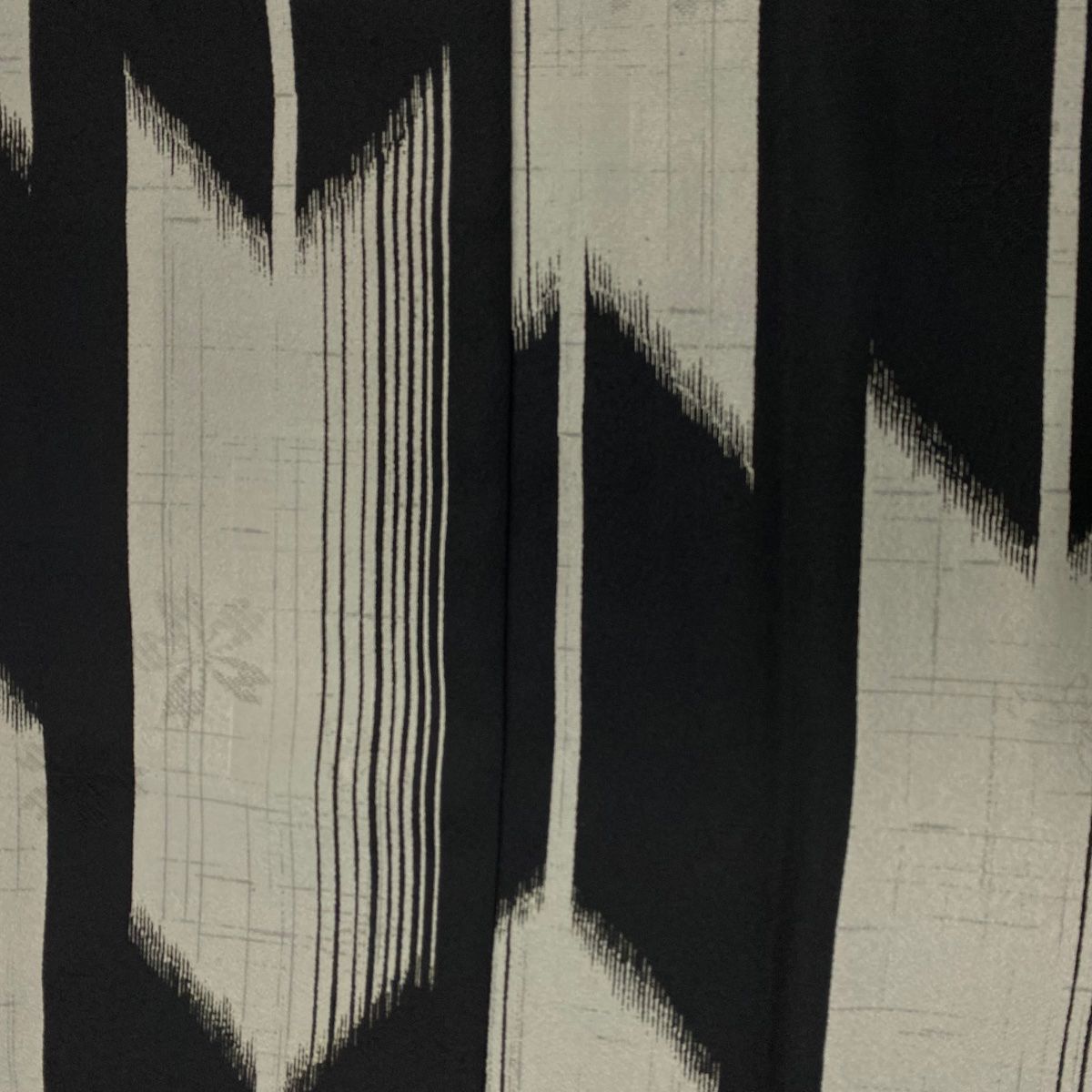 小紋 身丈168.5cm 裄丈68cm L 袷 洗える着物 矢羽根 桜 黒 化繊 美品