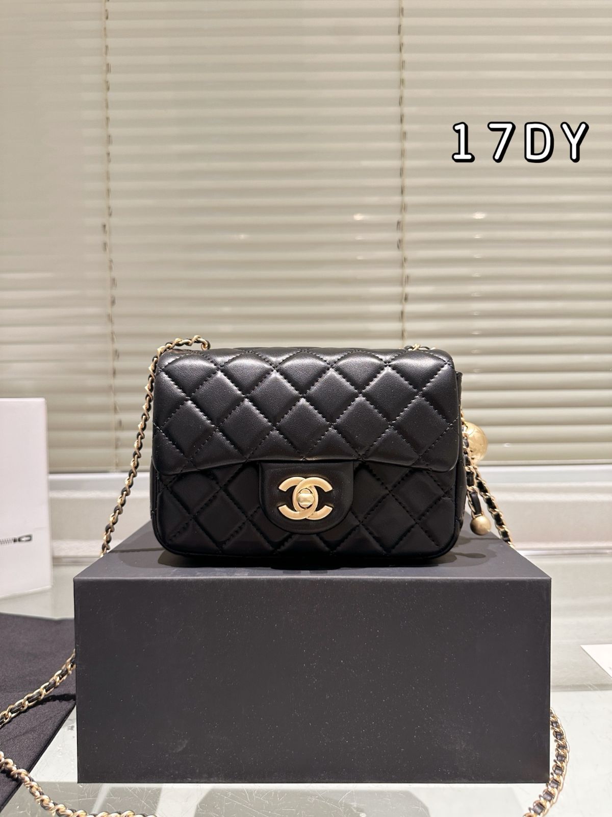 2025新発 CHANEL 2025年新作 ゴールドボール スクエアミニバッグ アクセサリー