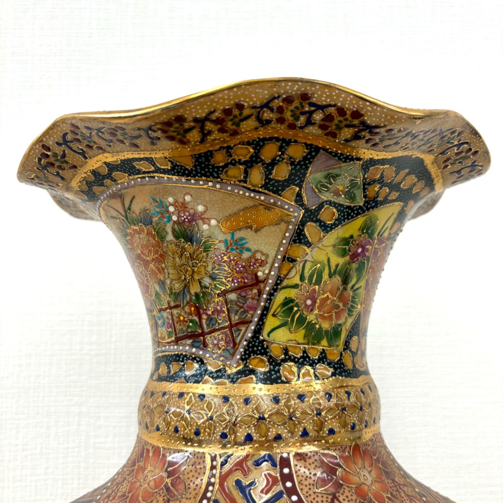 中古品】薩摩焼 白薩摩 金彩 花柄 アンティーク 花瓶 特大壷
