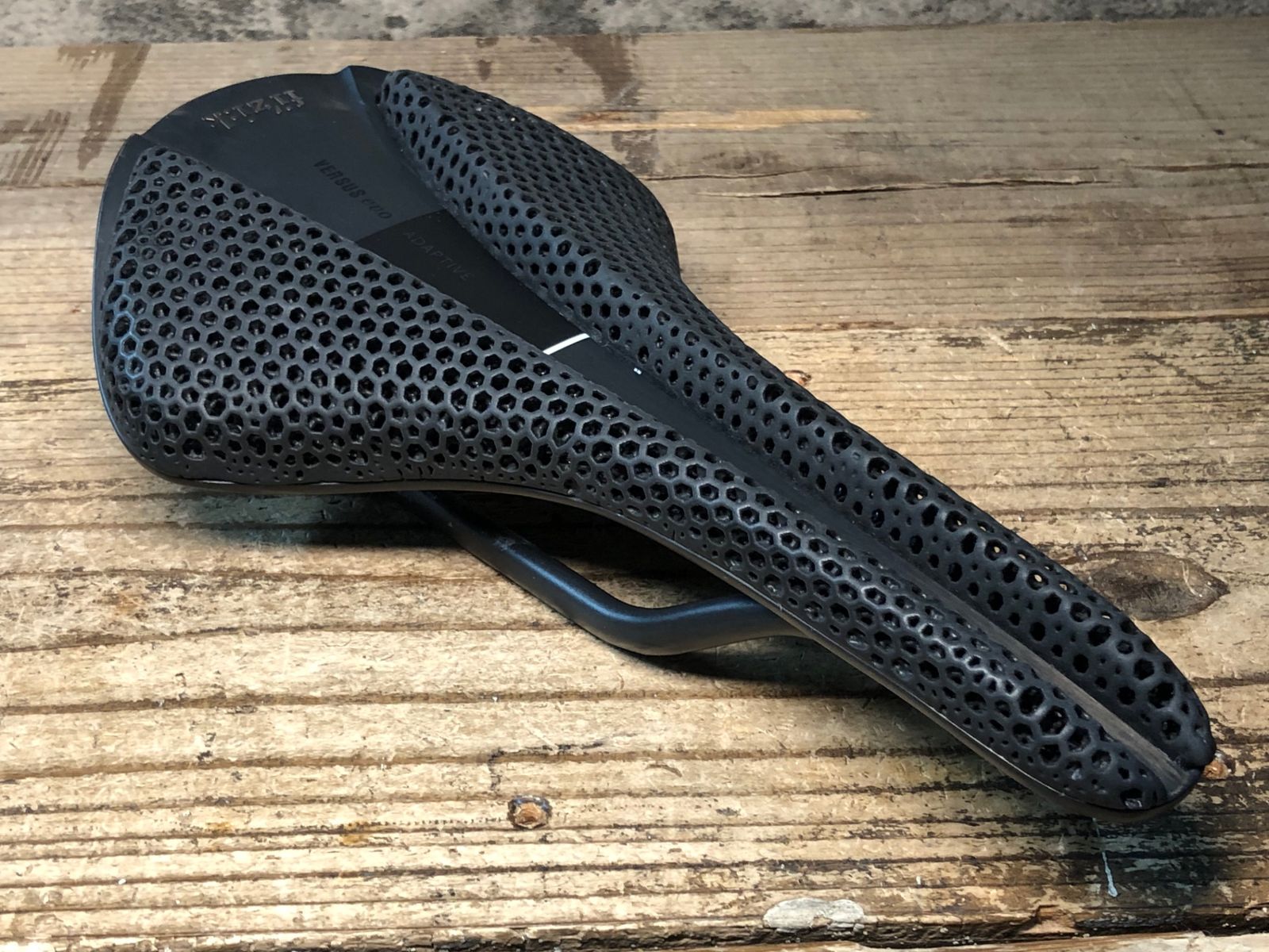 JN708 フィジーク fizik VERSUS EVO ANTARES 00 ADAPTIVE サドル LARGE 146mm カーボンレール