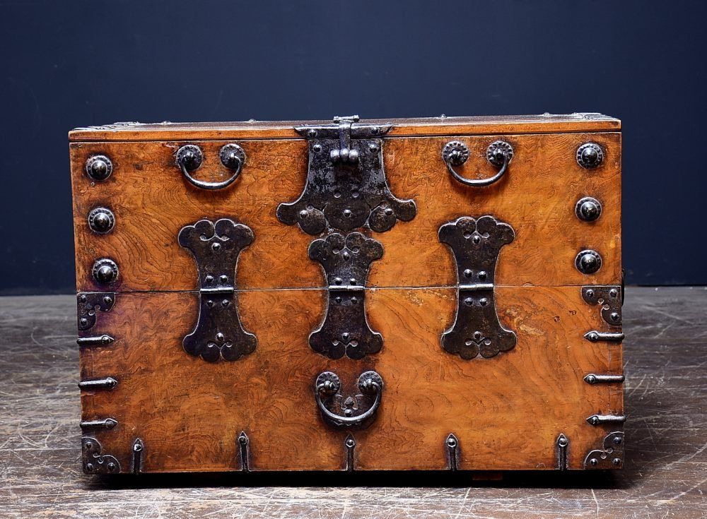 蔵A5489 李朝家具 前板栃材 松造り バンダジ 鍵付 鉄金具 李朝箪笥