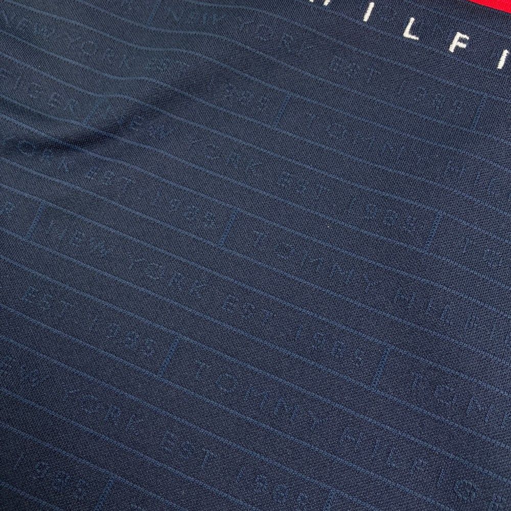 サイズ：L   GOLF トミー ヒルフィガーゴルフ  モックネック 半袖Tシャツ ロゴ総柄 ネイビー系 [240101446181] ゴルフウェア メンズ ストスト サイズ：L TOMMY HILFIGER GOLF トミー ヒルフィガーゴルフ