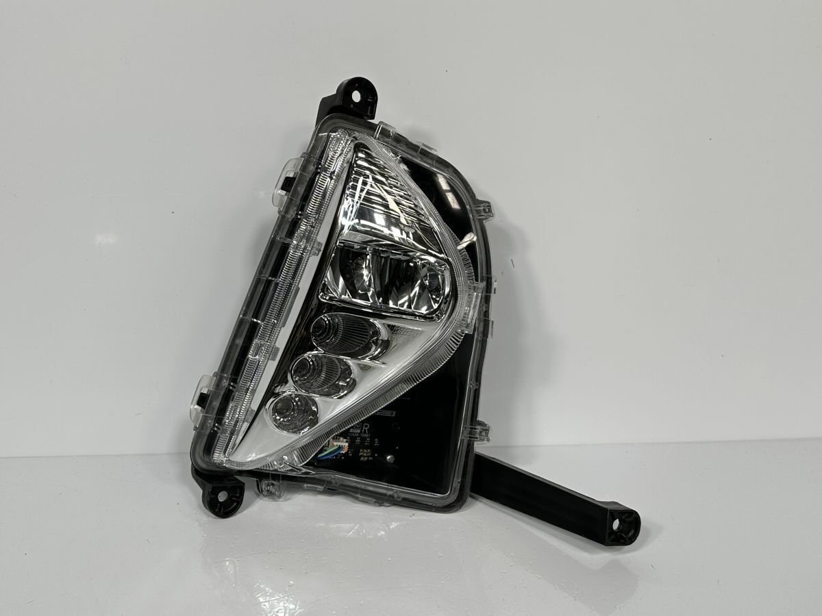 破損なし 低走行 50系 プリウス ZVW50 ZVW51 ZVW55 前期 純正 右フォグランプAssy フォグライト RH LED 81210-47030 47-83 管理29300