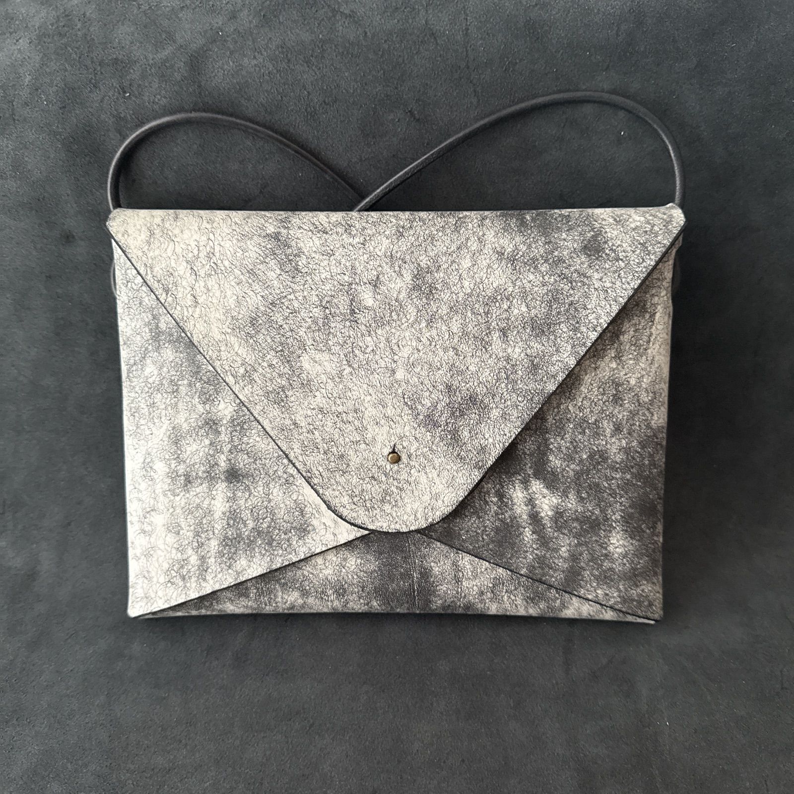 レター型ショルダーバッグ マルゴーフォグ ネロ 本革 手紙のようなデザイン レター型バッグ ギボシ留め イタリアンレザー エイジングを楽しむ レザーショルダー NEXPOTALLINN_EU