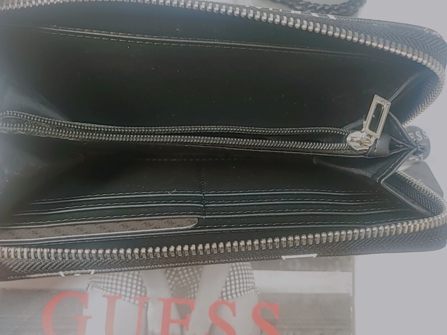 大人気再入荷】GUESS 長財布 文字柄 ブラック - メルカリ 