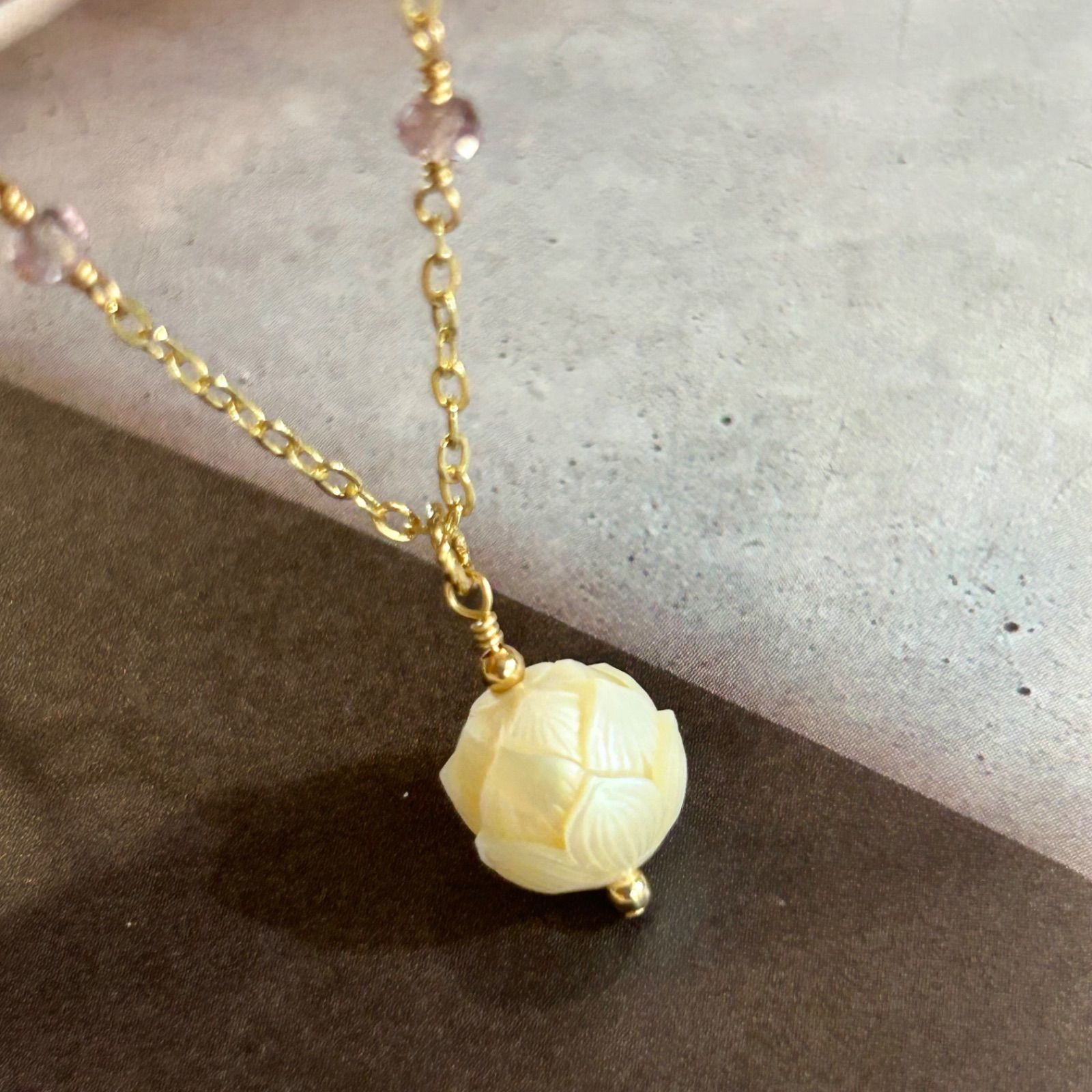 蓮カービング白蝶真珠のネックレス ドラゴンガーネット・白蝶真珠