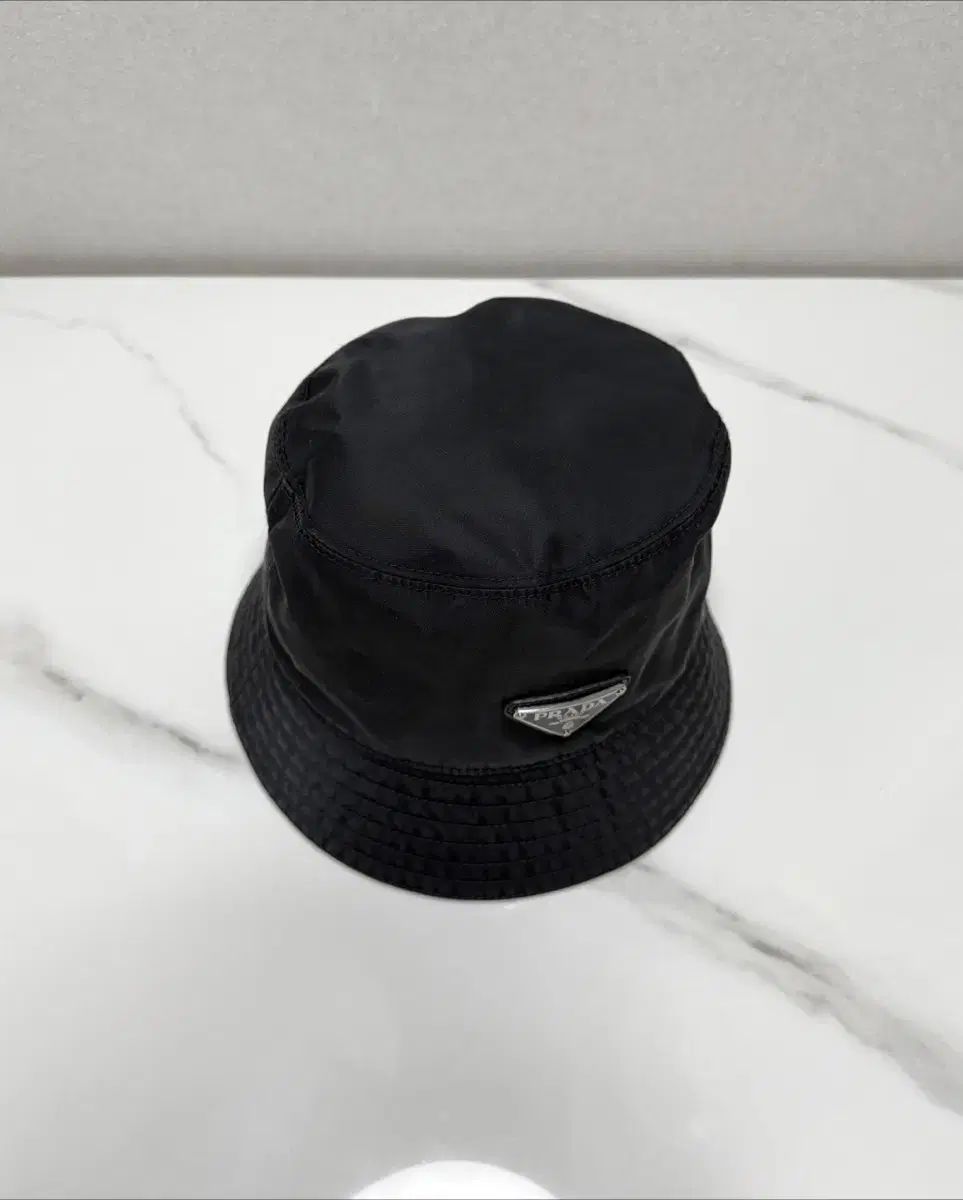 PRADA パデッドリナイロンバケットハット ブラック Re-Nylon バケットハット | PRADA