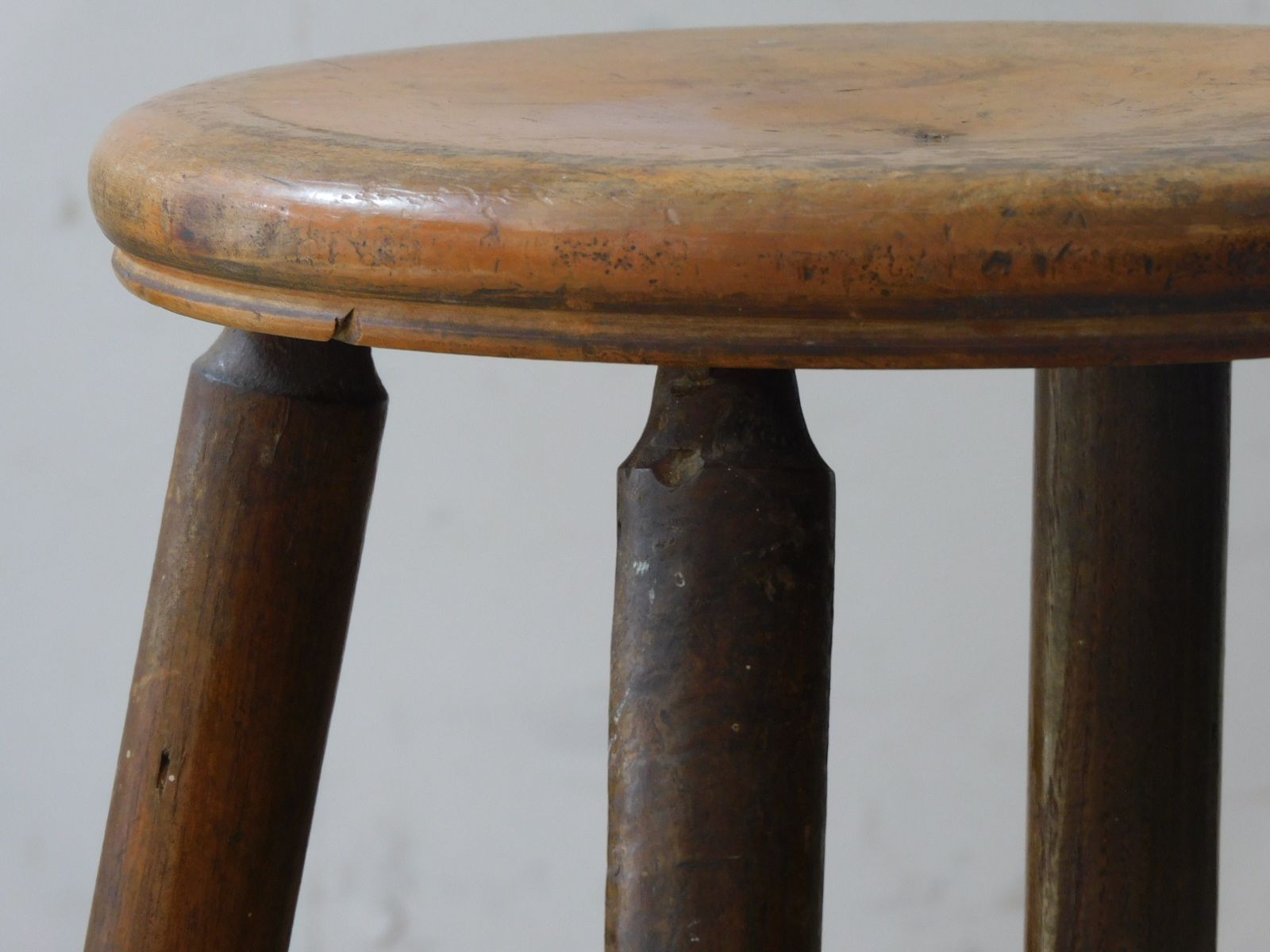 ふるい木味 一枚板座面 造りのいい丸椅子・スツール HK-a-