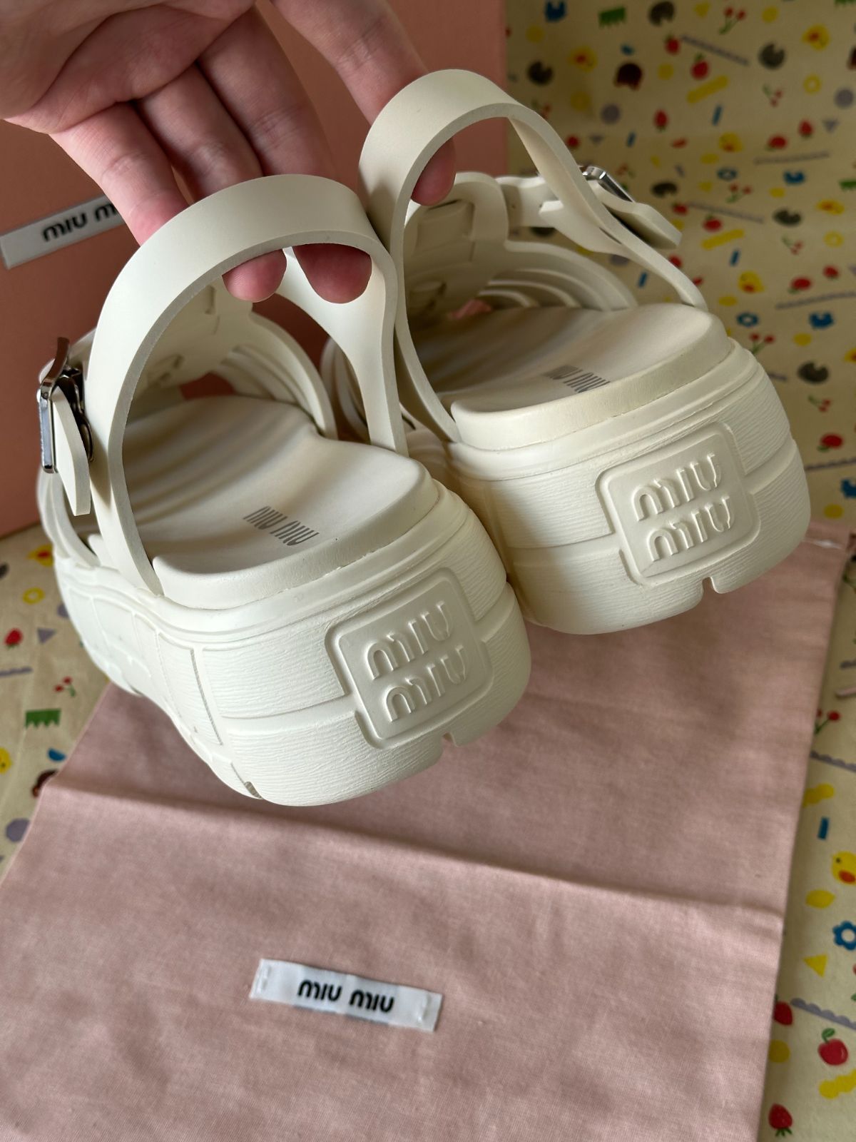 miu miu サンダル ホワイトクリーム 箱付き 新品未使用 miu miu サンダル ホワイトクリーム 箱付き 新品未使用 - メルカリ