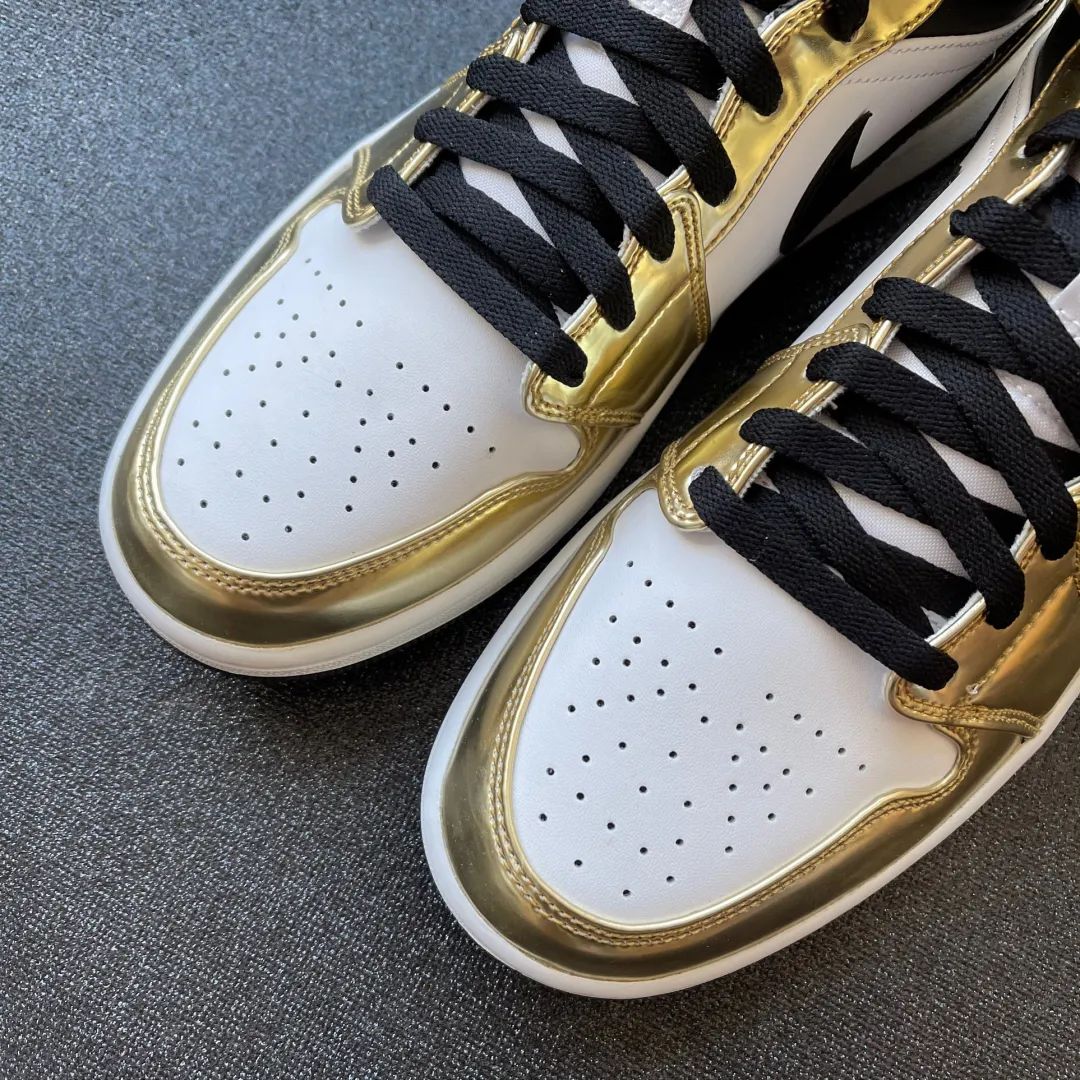 新品 未使用 NIKE GS AIR JORDAN 1 MID METALLIC GOLD BLACK WHITE 