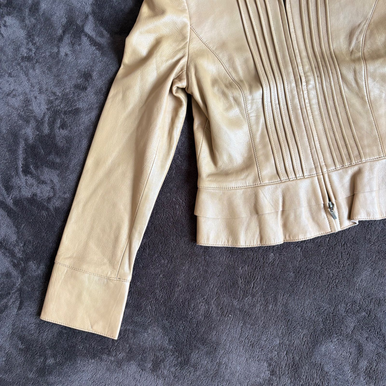 美品✨アナイ ノーカラージャケット ラムレザー 裾フリル ベージュ 38 ANAYI】ラムレザーノーカラー裾フリルジャケット/38/ベージュ/羊