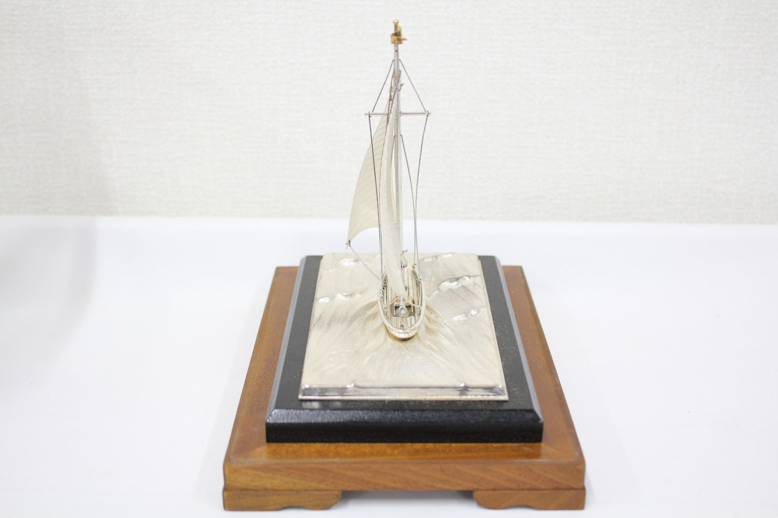 銀製品 船舶　ヨット 銀製品 ヨット 航海船 帆船 船舶模型 ガラスケース付き 工芸品