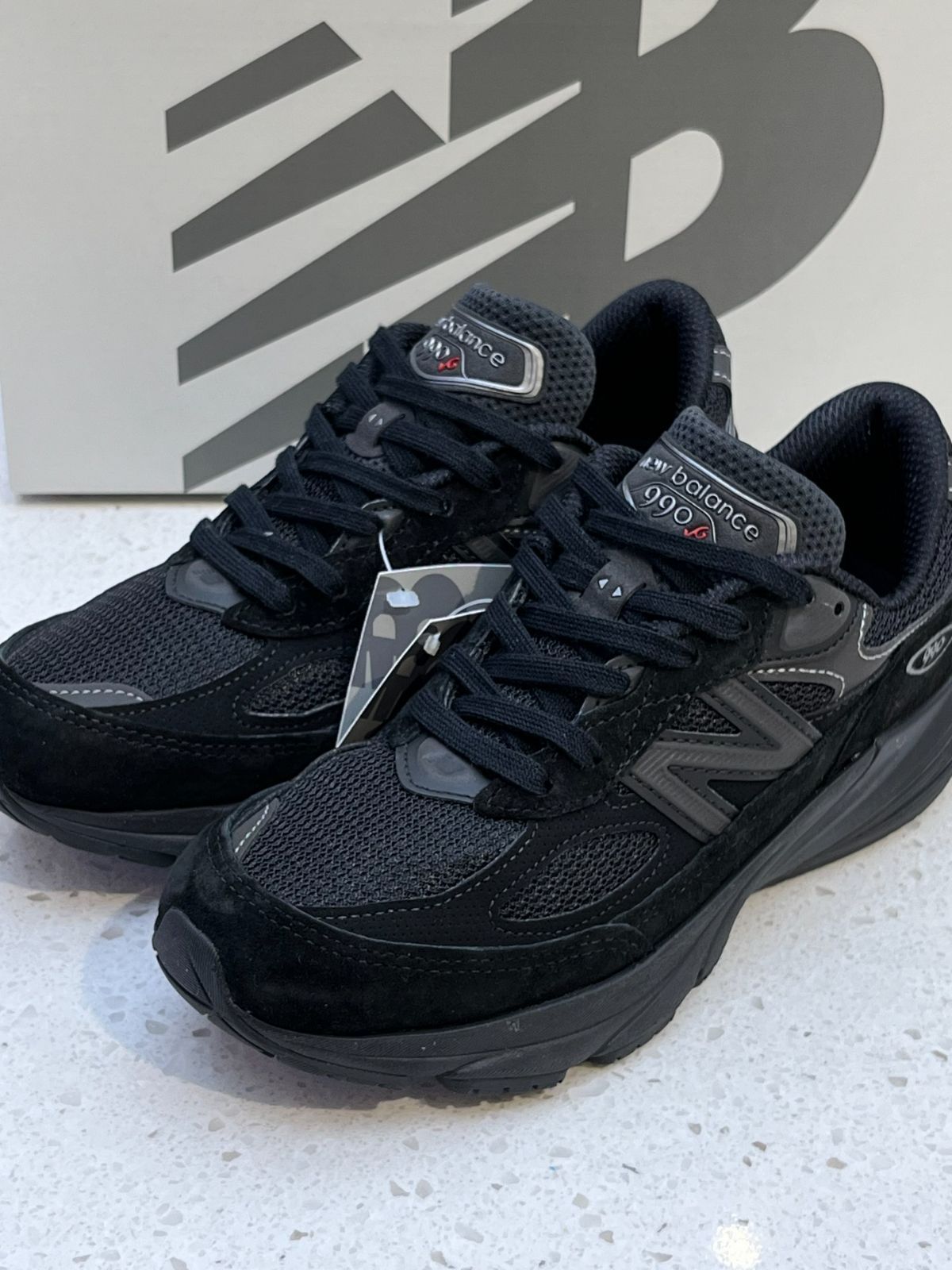 本日の特別価格ニューバランス 990V6 "トリプルブラックNew Balance 990V6 "Triple Blackスニーカー"