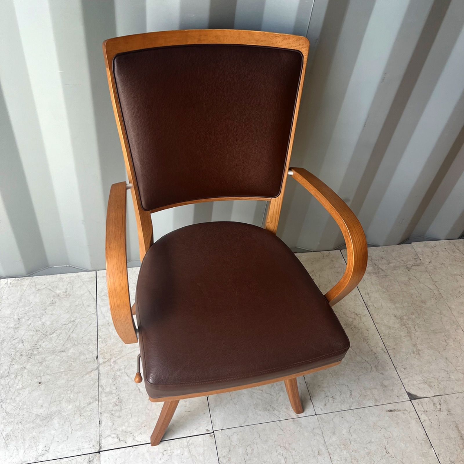 取付無料！カリモク チターノ 肘掛付おしゃれブラウン回転式ダイニングチェア✨ 取付無料！カリモク チターノ 肘掛付おしゃれブラウン回転式ダイニング