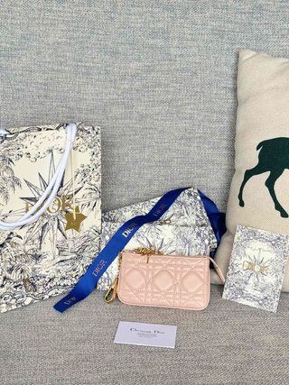 名作＆新作！ 今日 DIOR 小羊皮製のジップ付き小銭入れとキーホルダー 送料無料で今の在庫は な価格です 高感度