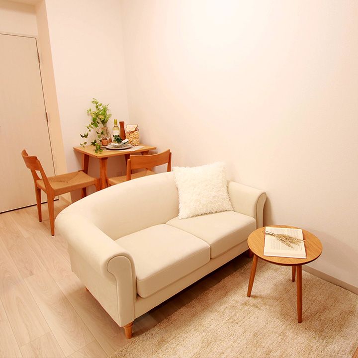 モデルルーム 2人掛け アンティーク風 ベロアソファ アイボリー Cheri