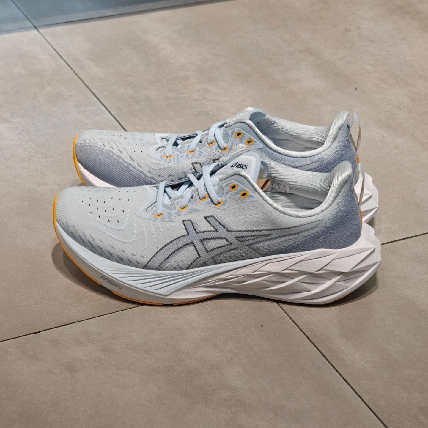 アシックス ノバブラスト4 ライトブルー/ライトネイビー男性用スニーカーAsics Novablast 4 Light Blue/Light Navy