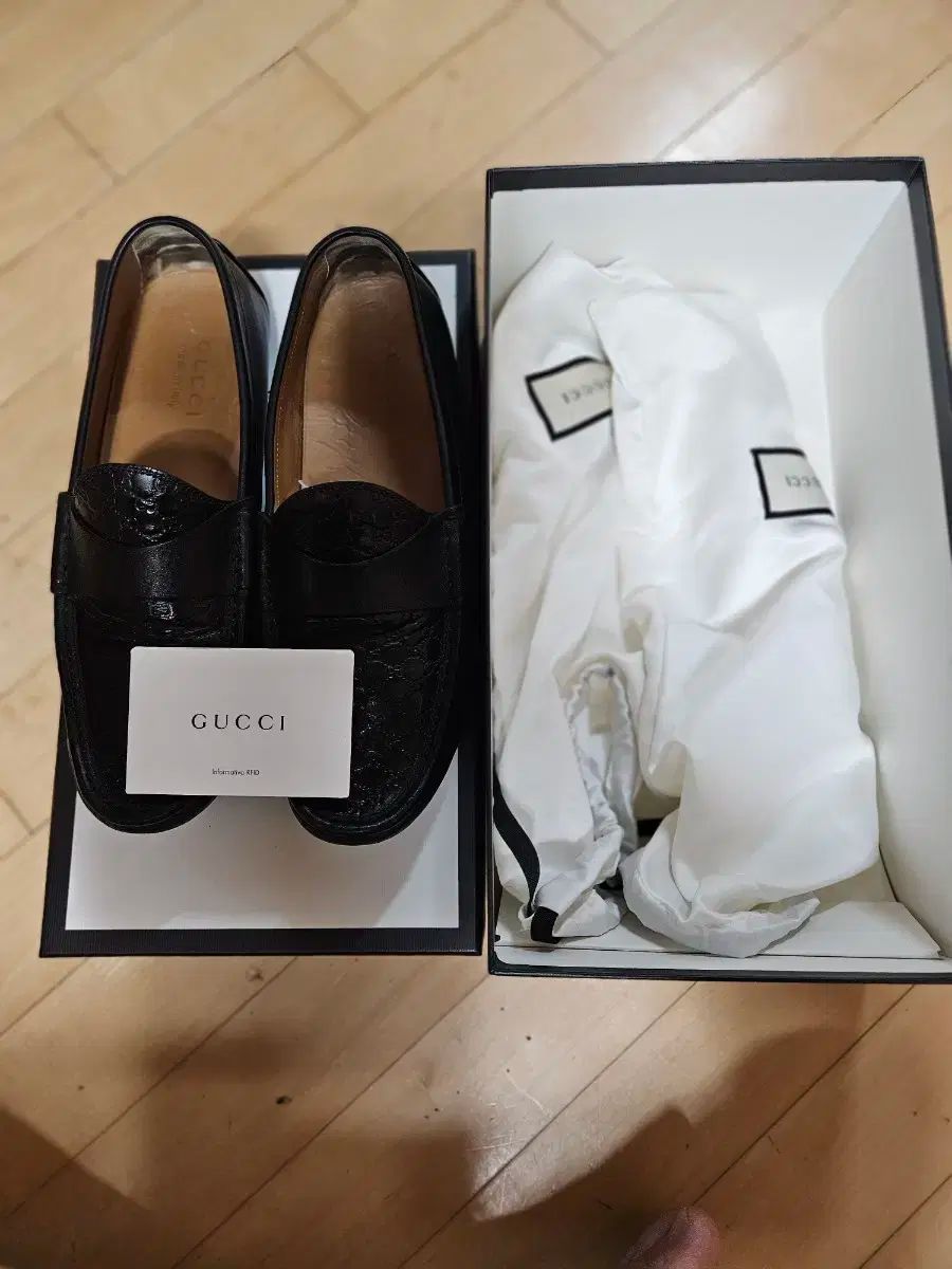 そんな感じのしないグッチローファーとして販売されています