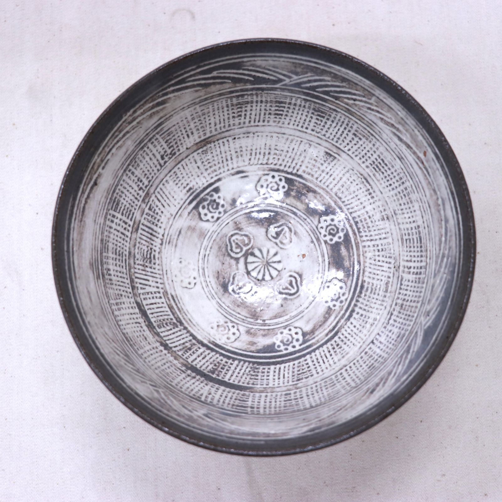 さゆ菰山窯 宮田豊 作 俵茶碗 三島象嵌 福の字 共箱 茶器 抹茶碗 美品 Y463-1 茶道具 菰山窯 宮田豊 三島茶碗 共箱 III - メルカリ
