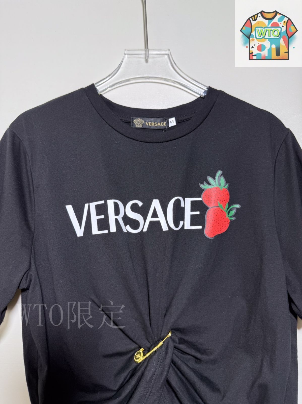 今日特価】VERSACE Strawberry Print Logo Pin-Embellished Crop