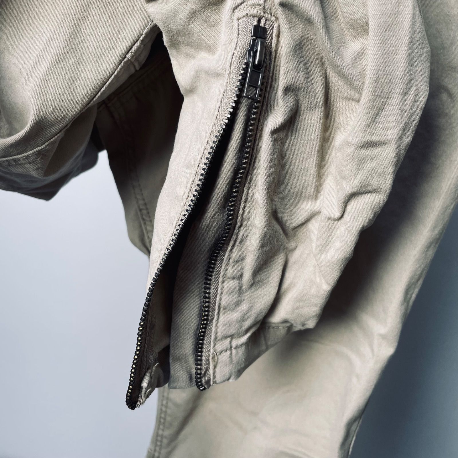 新品 最安 H&M サイドジップ ギャザージョガーパンツベージュ W32 即決あり  閉店セールスーパーストレッチツイル ジョガーパンツ ジョガーパンツ テーパードパンツ ツイル パンツ ストレッチ メンズ ジョグパンツ ベージュ  M L XL