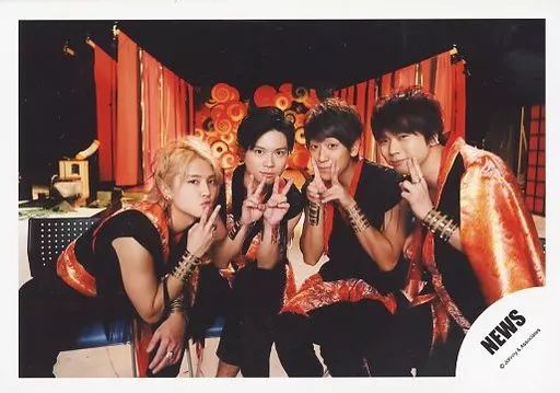 中古】生写真(ジャニーズ) NEWS/集合(4人)/横型・膝上・衣装赤黒