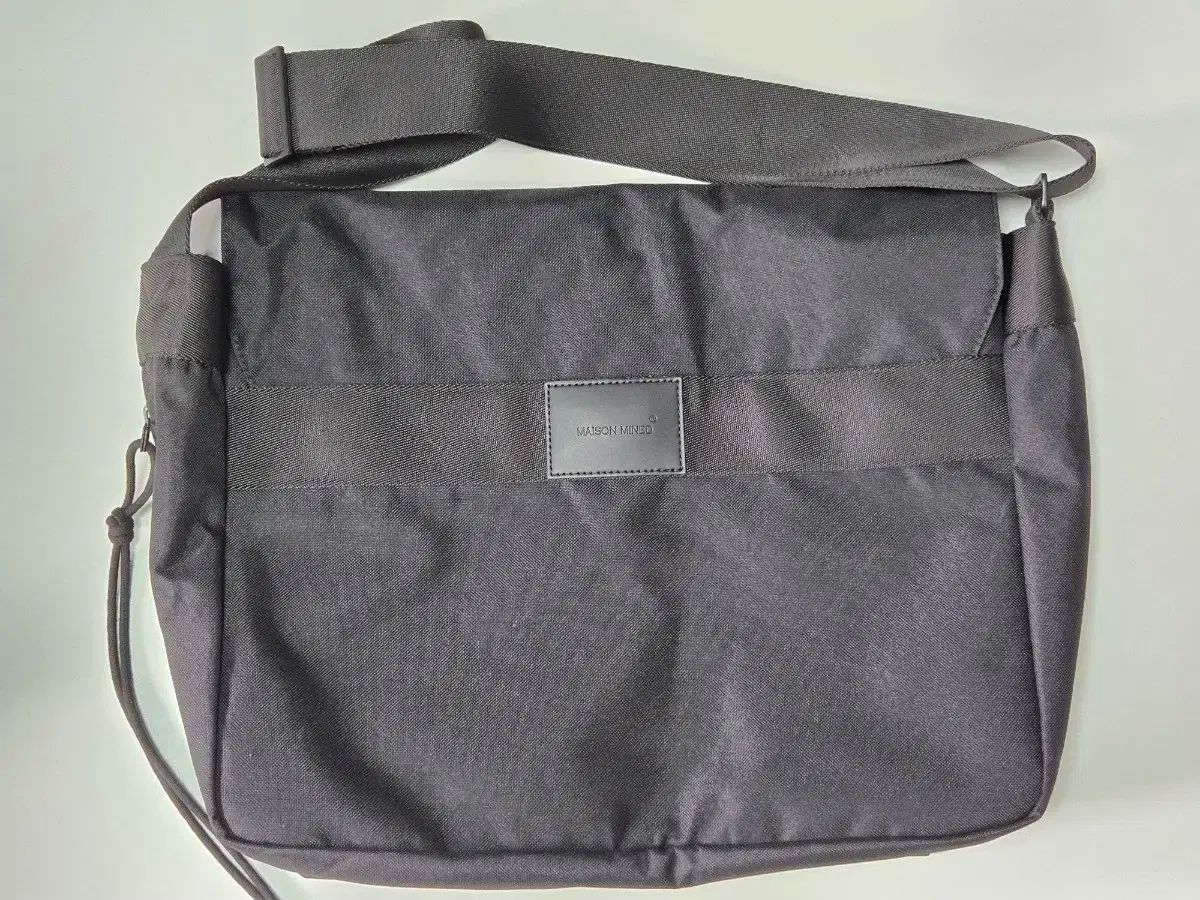 MAISON MINED メゾンミネド トゥ バックル メッセンジャーバッグ クロスバッグ