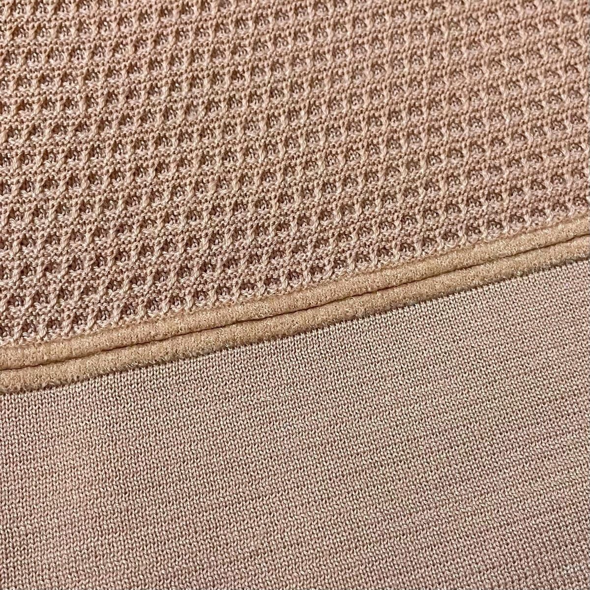 ピンクベージュ クルーネック